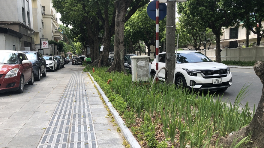 Một số tuyến phố Hà Nội bị xén vỉa hè để làm bồn hoa